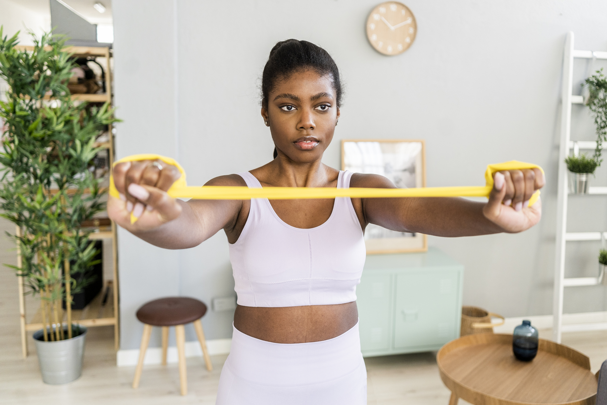 Benefits of resistance bands: image shows woman using resitance band