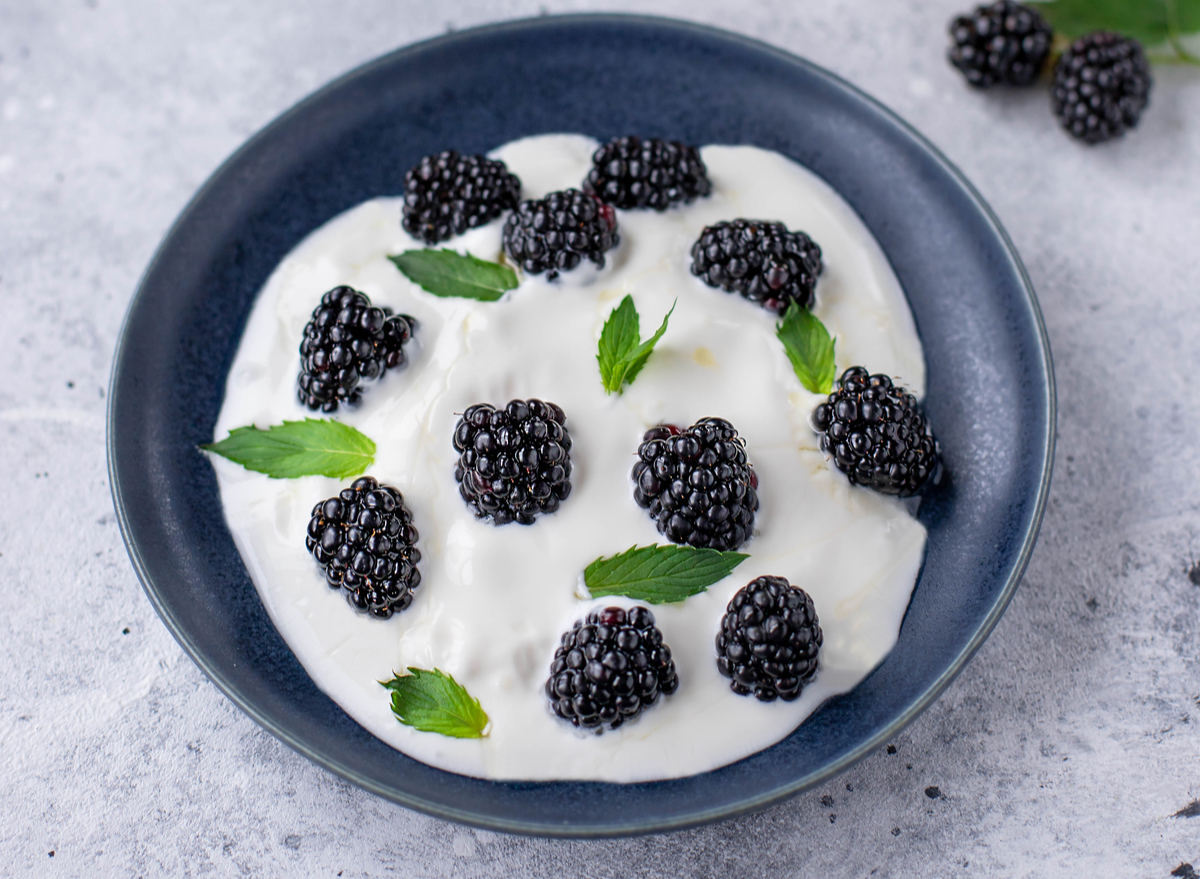 yogurt with blackberries