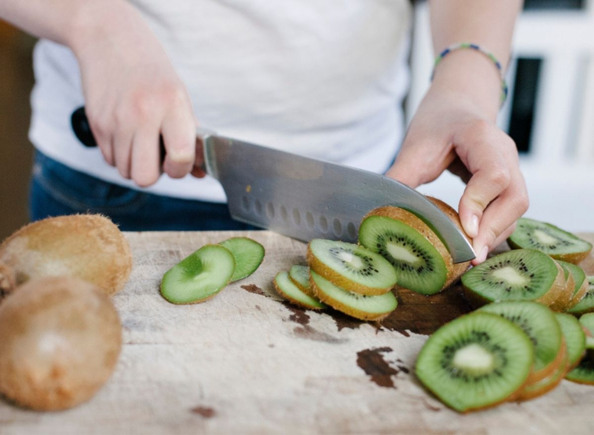 cut kiwi