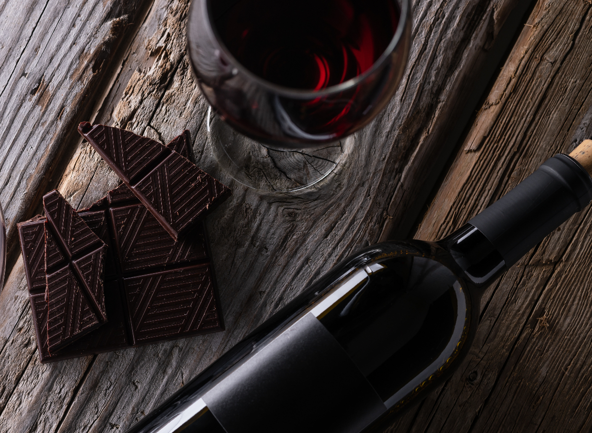 Red wine and chocolate, healthy habits to live up to 100 years