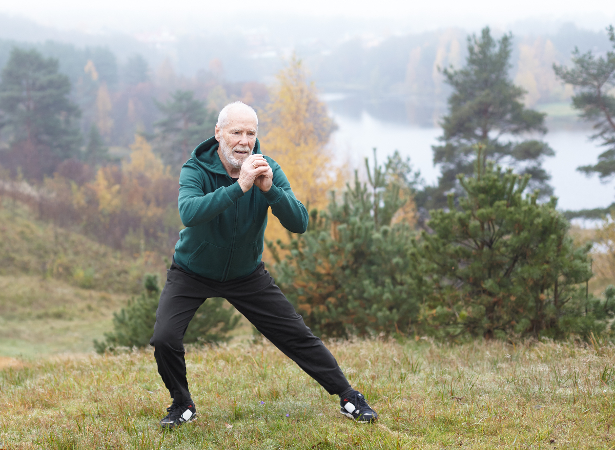 mature man doing side lunges, demonstrating exercise habits to delay muscle aging