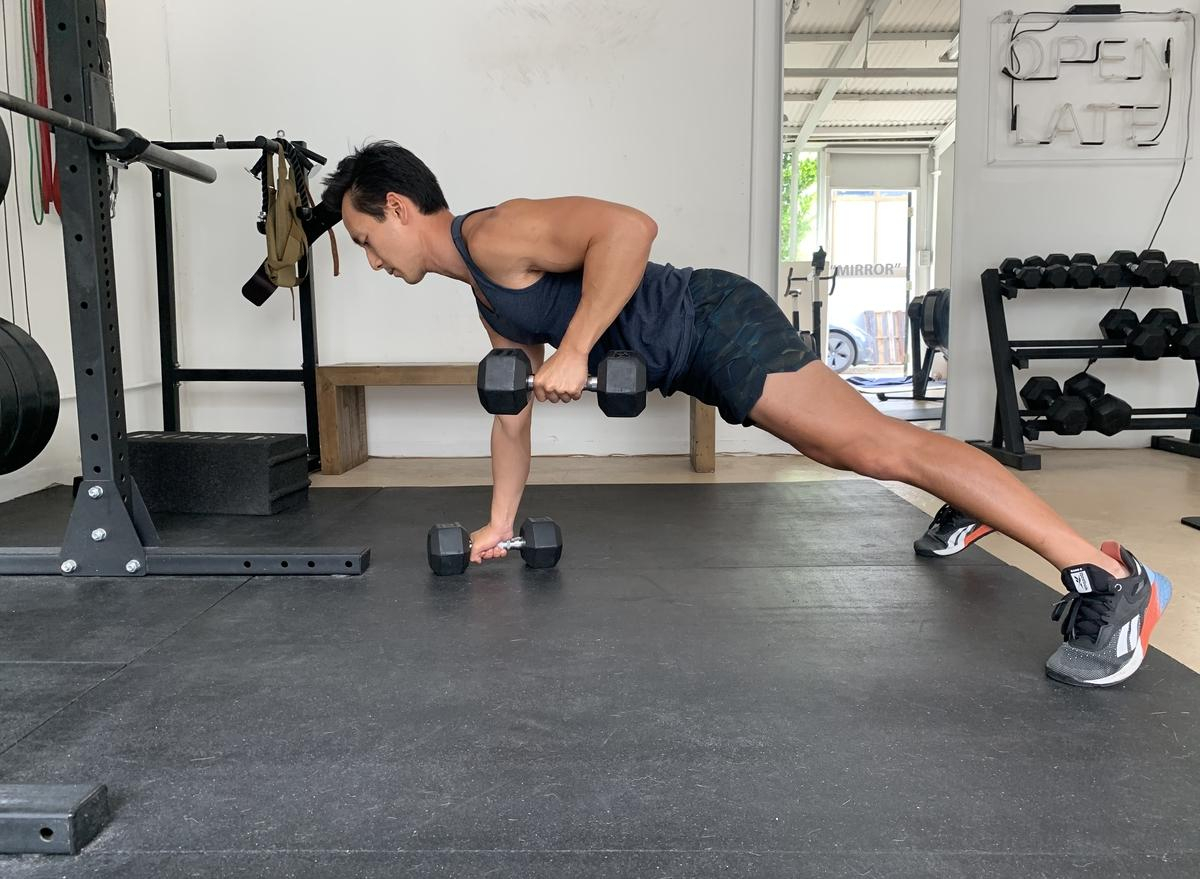 Trainer doing dumbbell renegade row