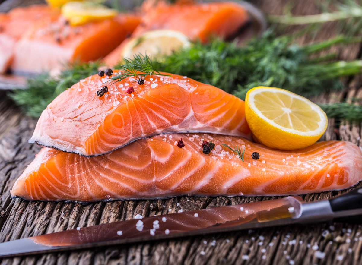 salmon fillets with pepper, salt, dill and lemon