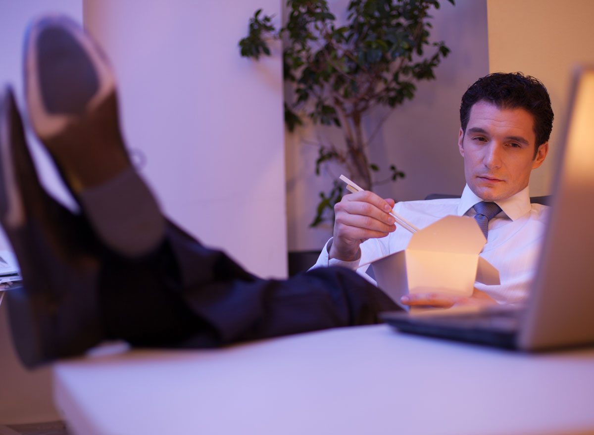 man eating late in the office