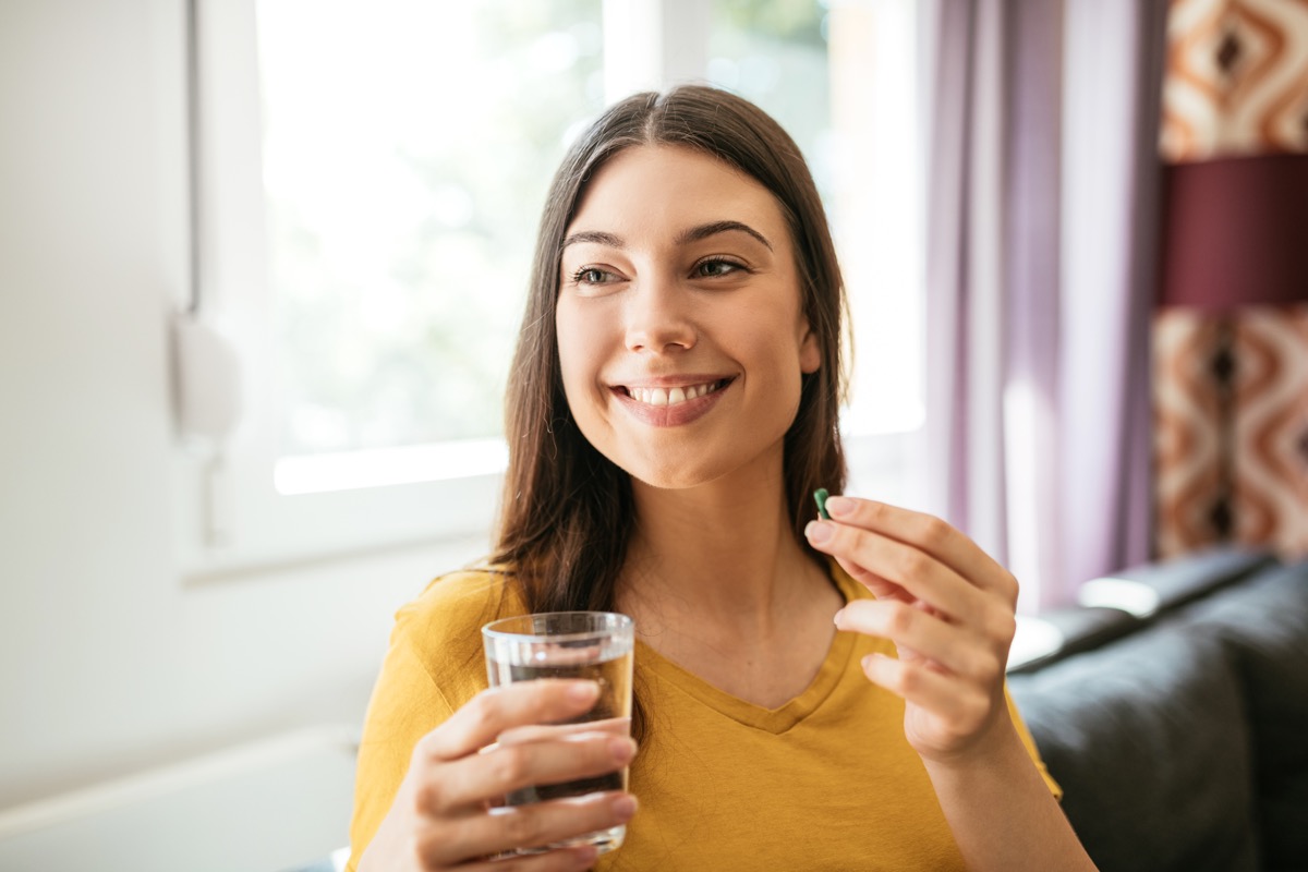 Mujer tomando suplementos.