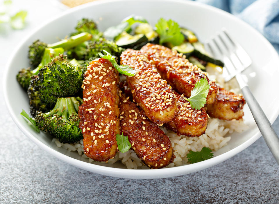 Cena vegana teriyaki tempeh