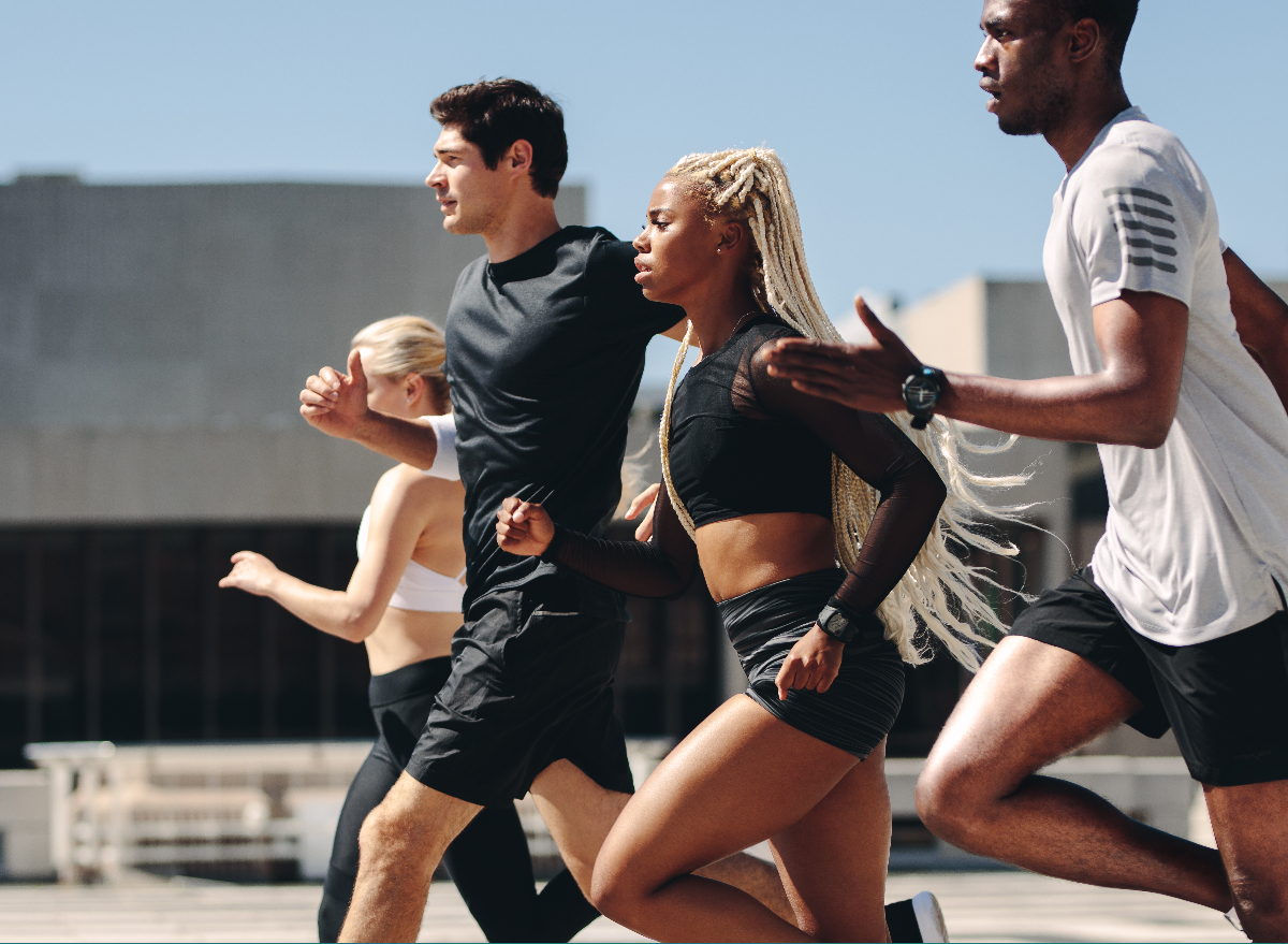 group of runners demonstrating running intervals to increase visceral fat burning