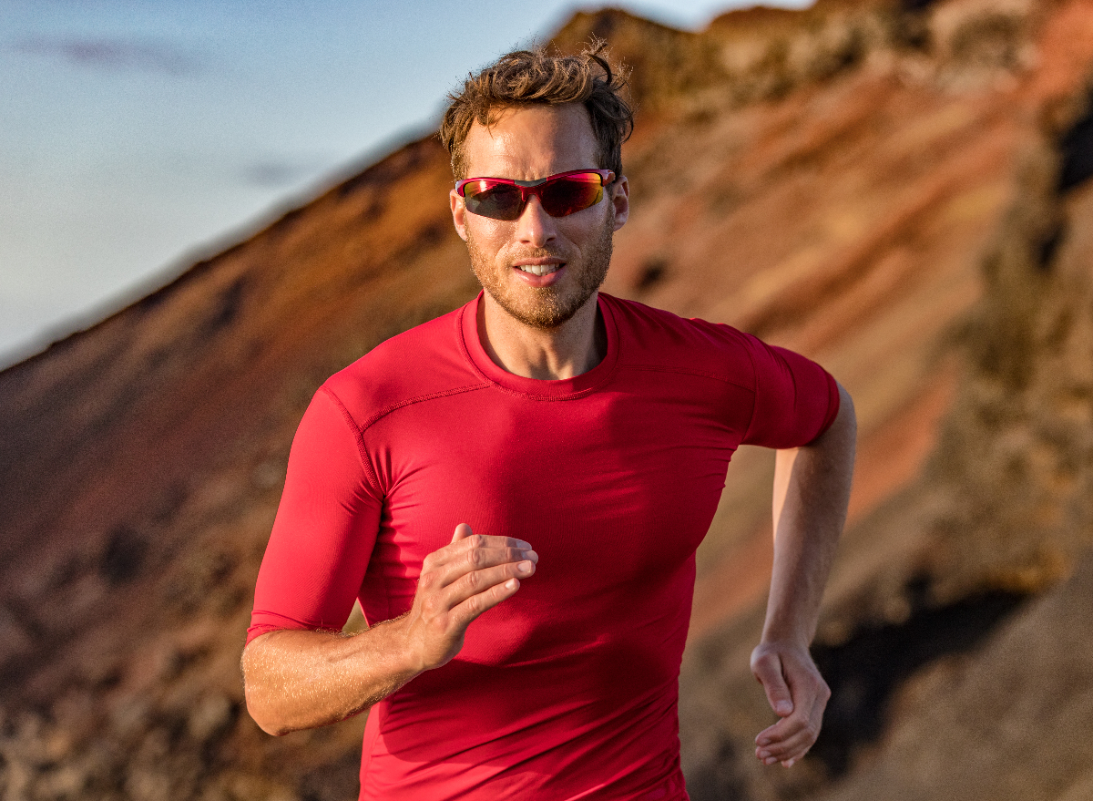 man runs in the desert demonstrating how to increase visceral fat burning