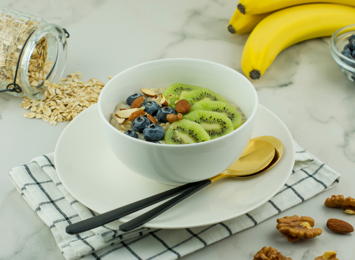 oatmeal with kiwi, blueberries and walnuts