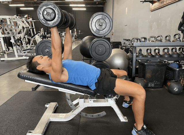 Incline dumbbell bench press to lose abdominal fat and delay aging