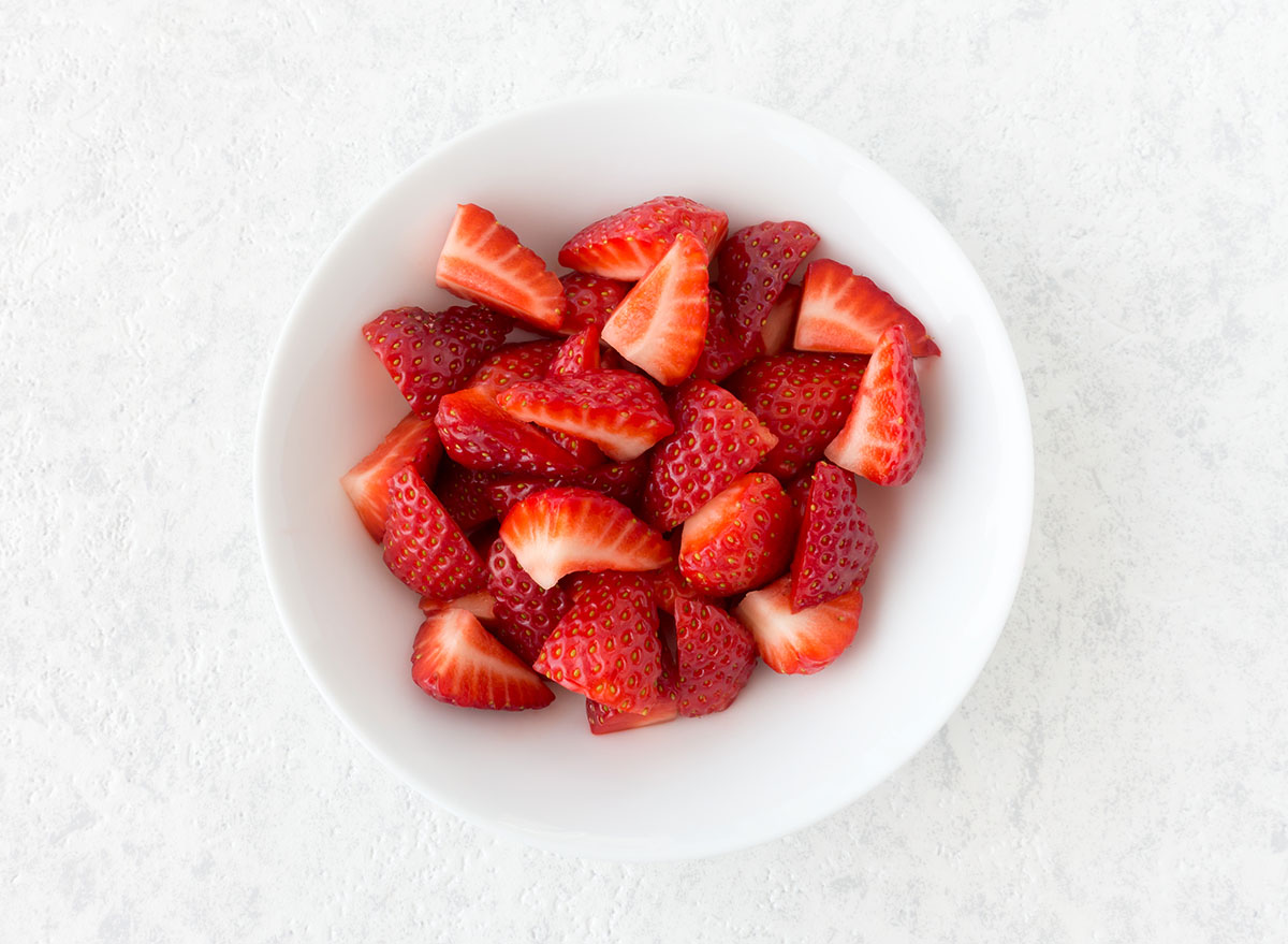 sliced ​​strawberries