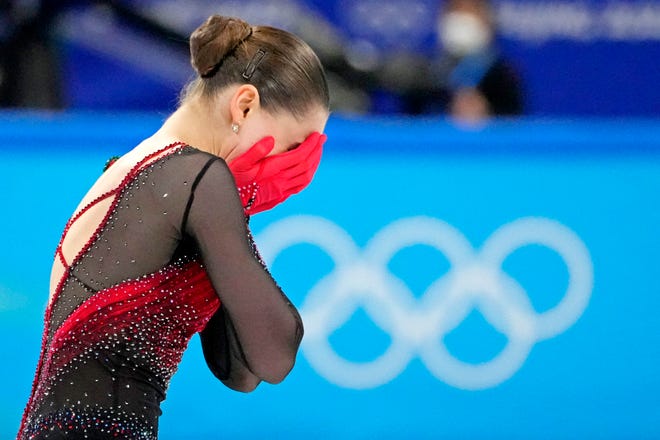 Kamila Valieva reacciona después del programa largo femenino durante los Juegos Olímpicos de Beijing.